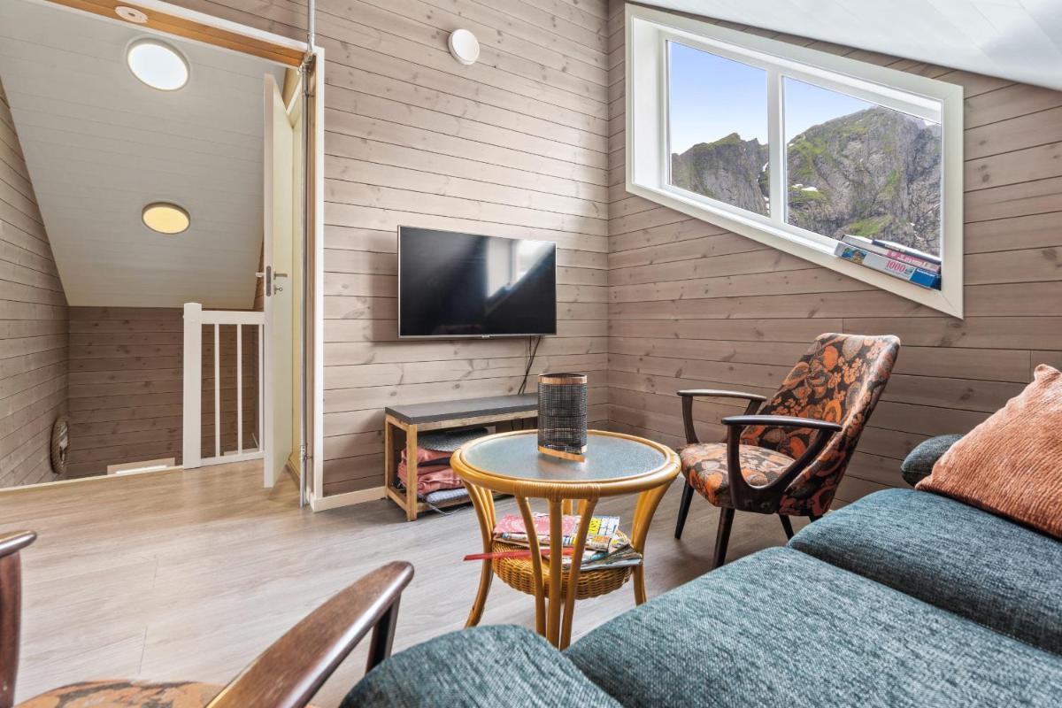 Reine Rorbu, Amaliebua - Housity