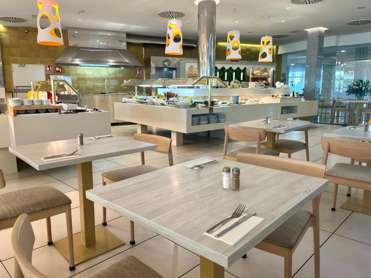 Un restaurante o sitio para comer en Bull Escorial & SPA