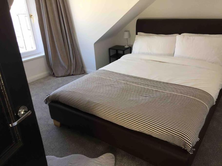 Tarbert large, bright, 4 bedroom flat with harbour views - Housity