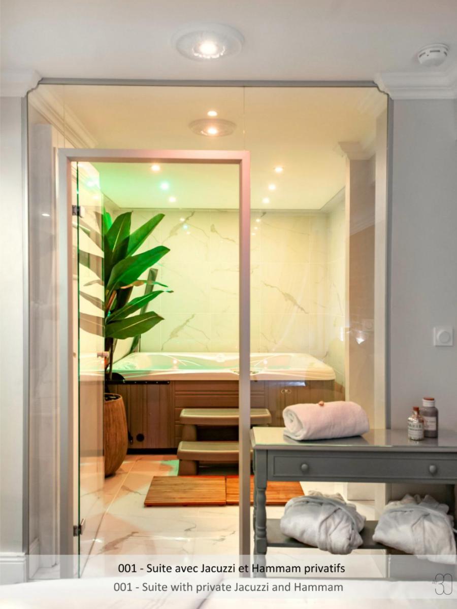 Cette chambre comprend une baignoire, une table et un miroir. dans l'établissement Au 30 Lille Centre Grand Palais, à Lille