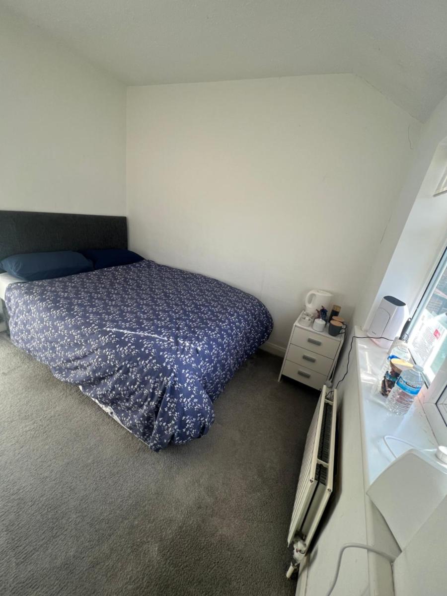 Double room next to London Heathrow airport and Elizabeth Line train to Central London - Housity