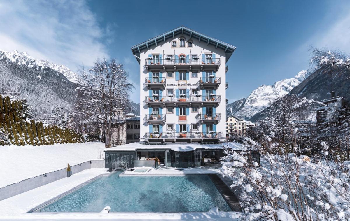 un hôtel dans la neige avec piscine dans l'établissement Hôtel Mont-Blanc Chamonix, à Chamonix-Mont-Blanc