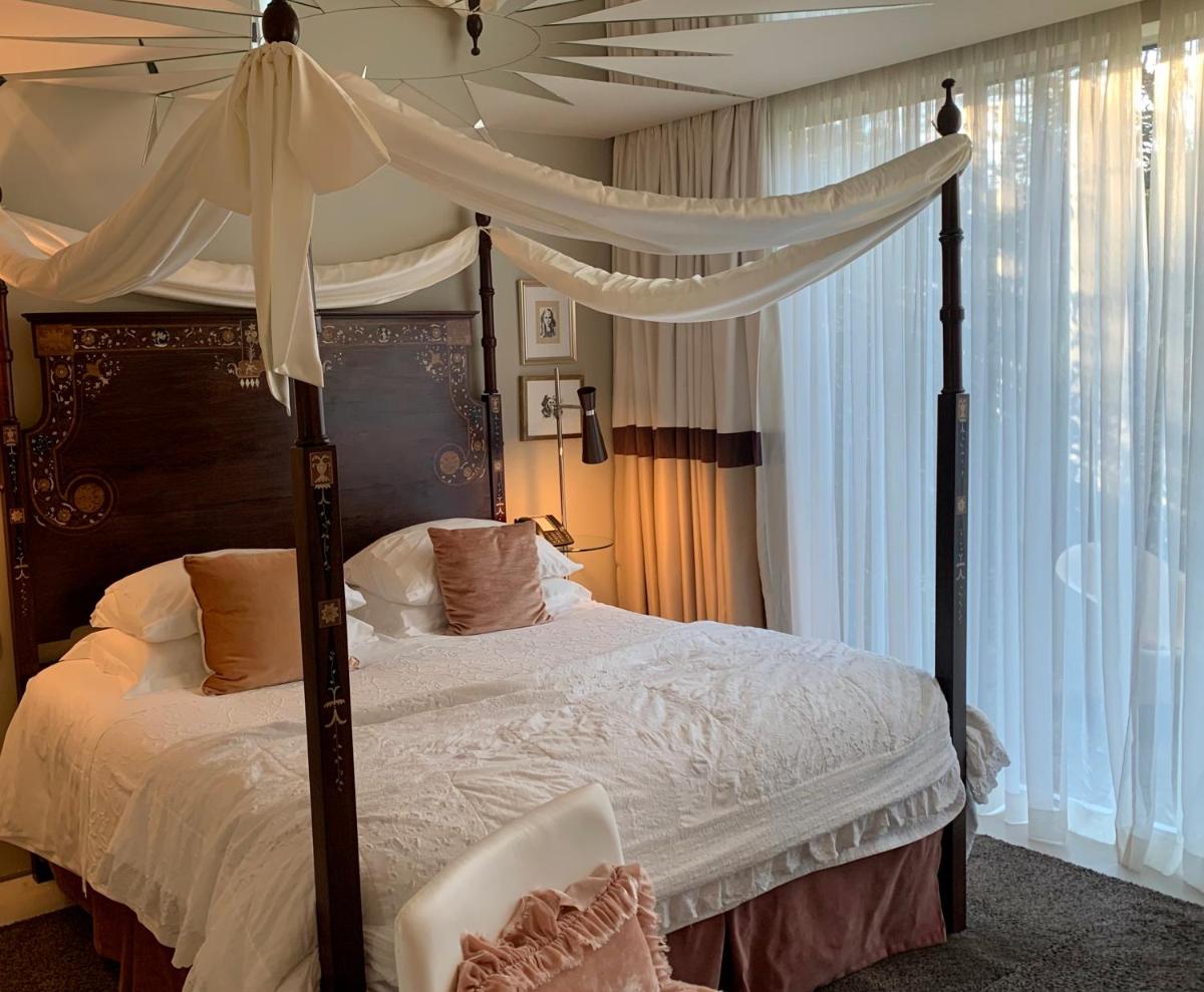 Uma cama ou camas num quarto em Carmo's Boutique Hotel - Small Luxury Hotels of the World