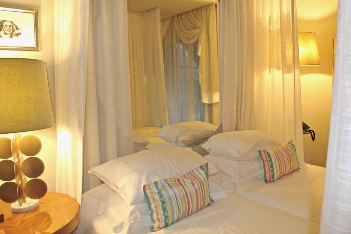 Uma cama ou camas num quarto em Carmo's Boutique Hotel - Small Luxury Hotels of the World
