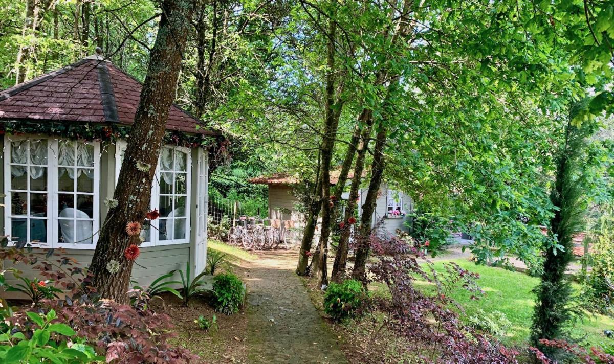 Um jardim no exterior de Carmo's Boutique Hotel - Small Luxury Hotels of the World