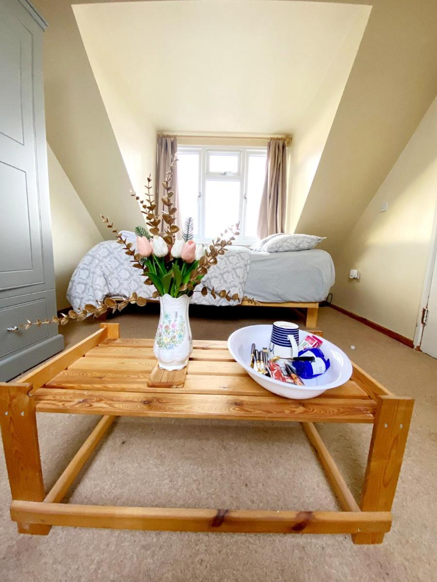 Ensuite spare room in family home Dudley - Housity