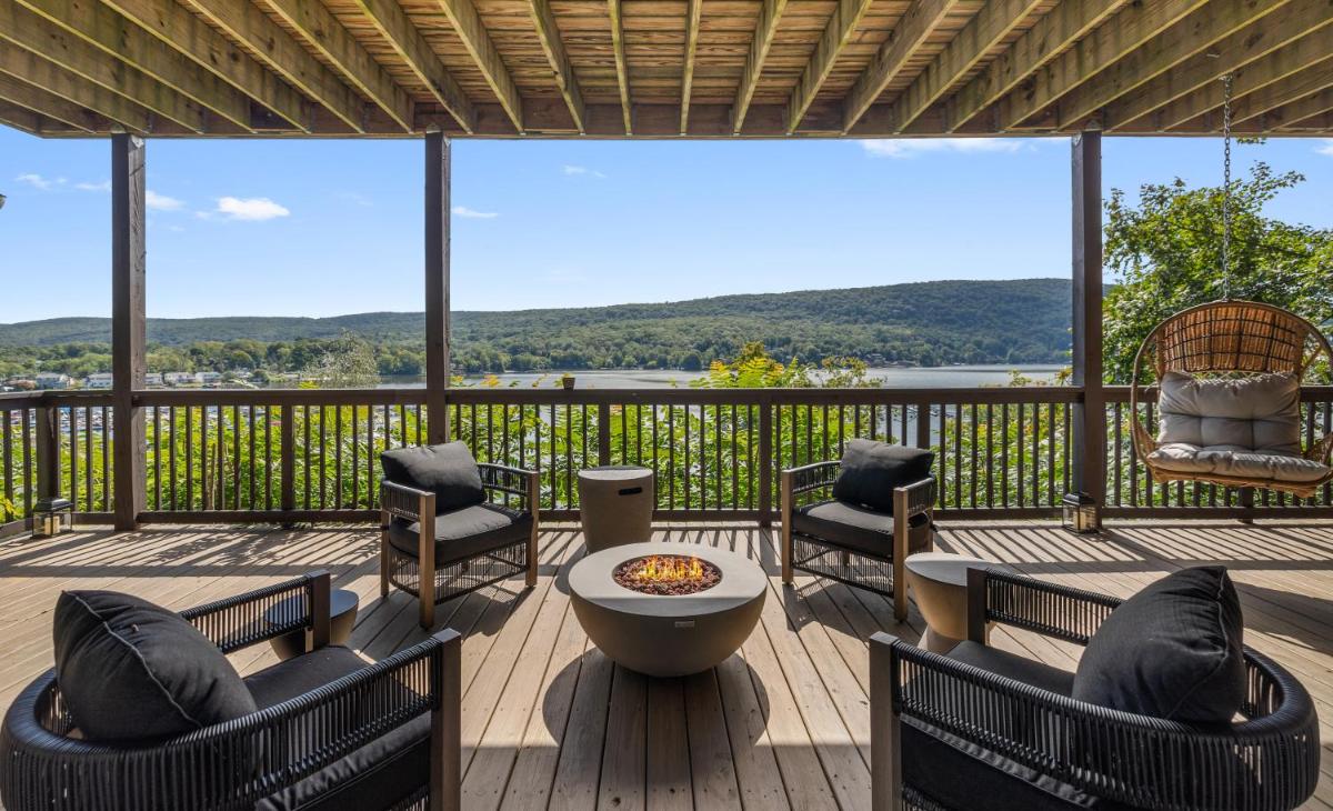 Luxury Lake Oasis ~ Hot Tub ~ Stunning Views ~ Bar - Housity