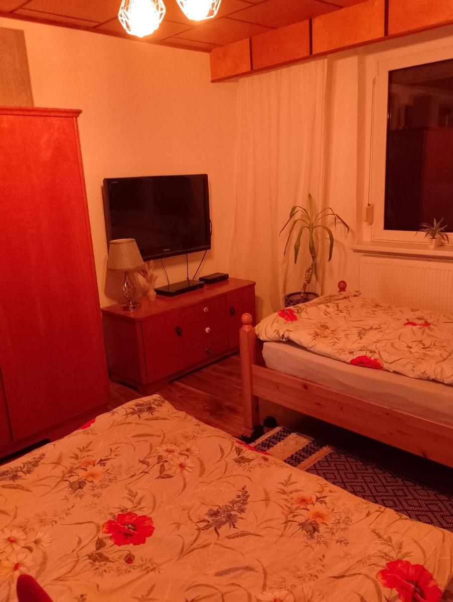 Helles Doppelzimmer im Untergeschoss mit Bad im Grünen nahe Potsdam - Housity