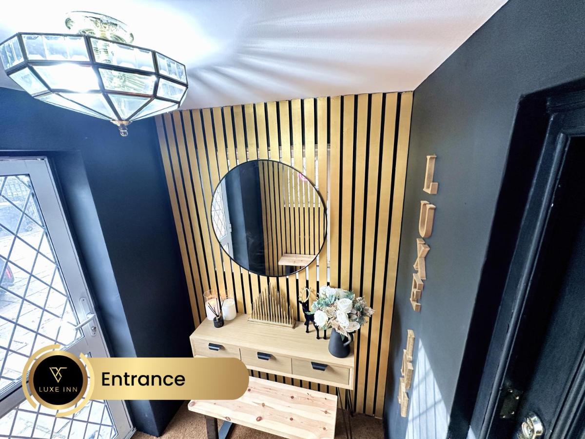 Suitetrails - 4 Bedroom House, Heathrow Airport, Luxe Inn