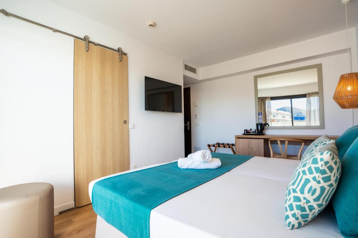 Una televisión o centro de entretenimiento en Bahía de Alcudia Hotel & Spa