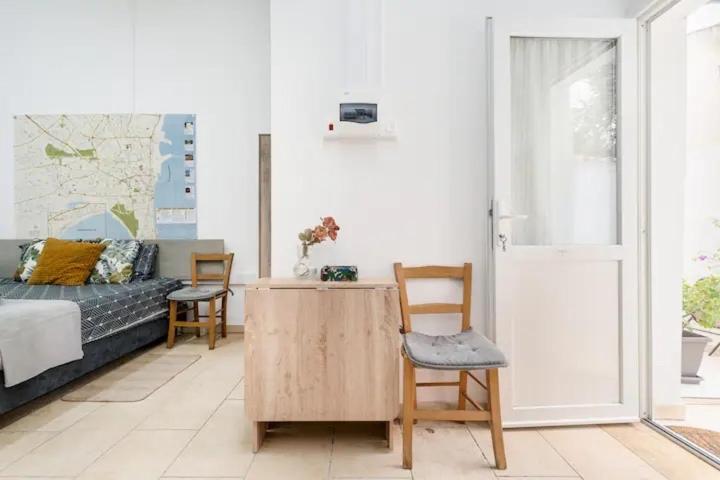 Cozy and Traditional EC Studios - Housity