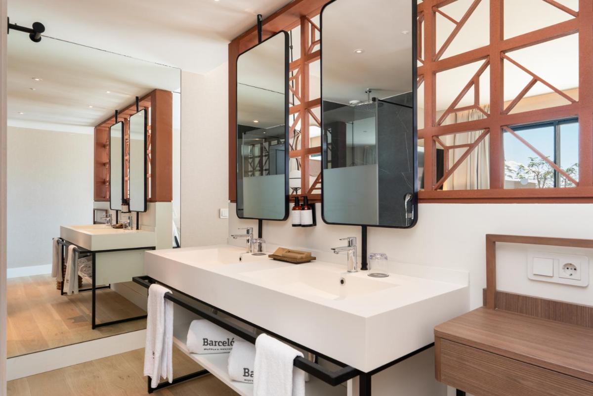 Un baño de Barceló Playa Blanca