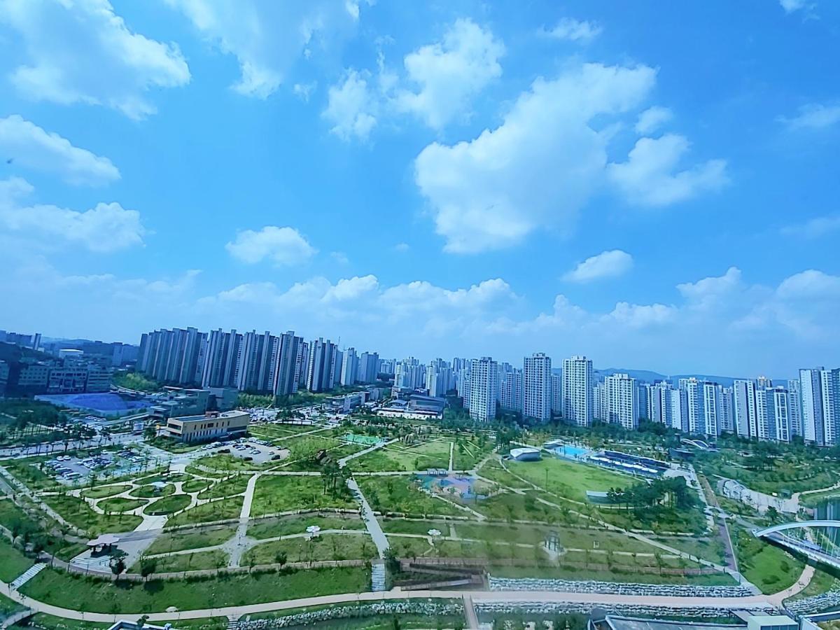 Maison-호수공원뷰,편안한영화관,넷플,디즈니플러스,120인치스크린,미사역2분,장기숙박추천 - Housity