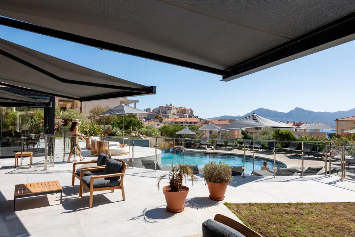 d'une terrasse avec vue sur la piscine. dans l'établissement Hotel L'Acquale, à Calvi