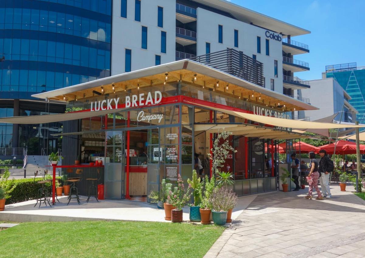 Suitetrails - Ace Location walk to Sun Arena & Menlyn CBD WiFi Self Catering