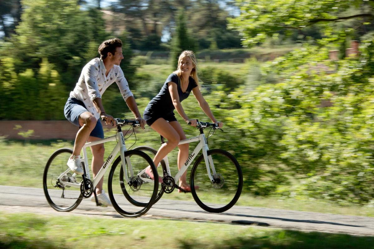 Vélo sur le terrain de l'établissement Coquillade Provence - Relais & Châteaux ou dans les environs
