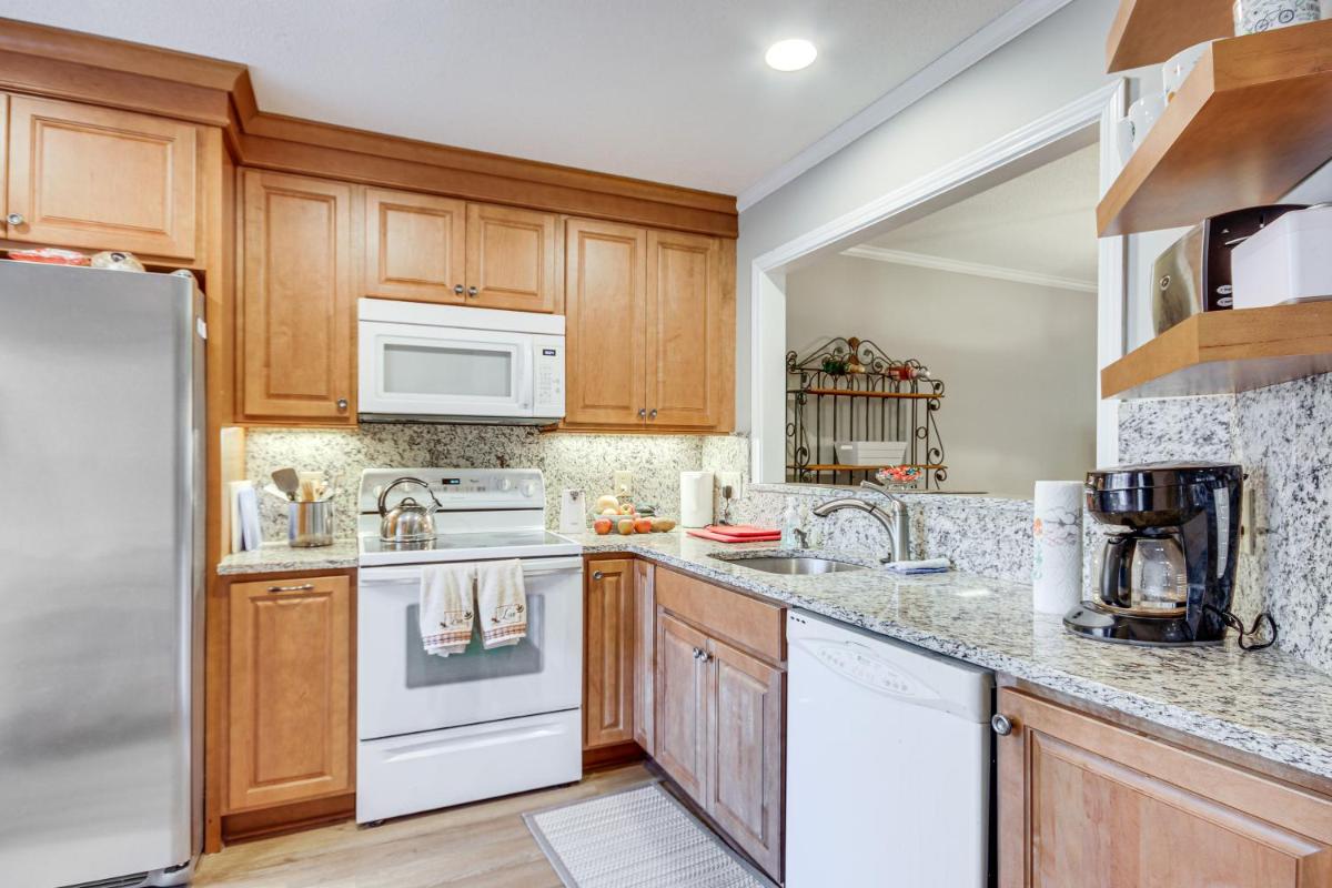 Modern McCormick Townhome on Lake Thurmond! - Housity