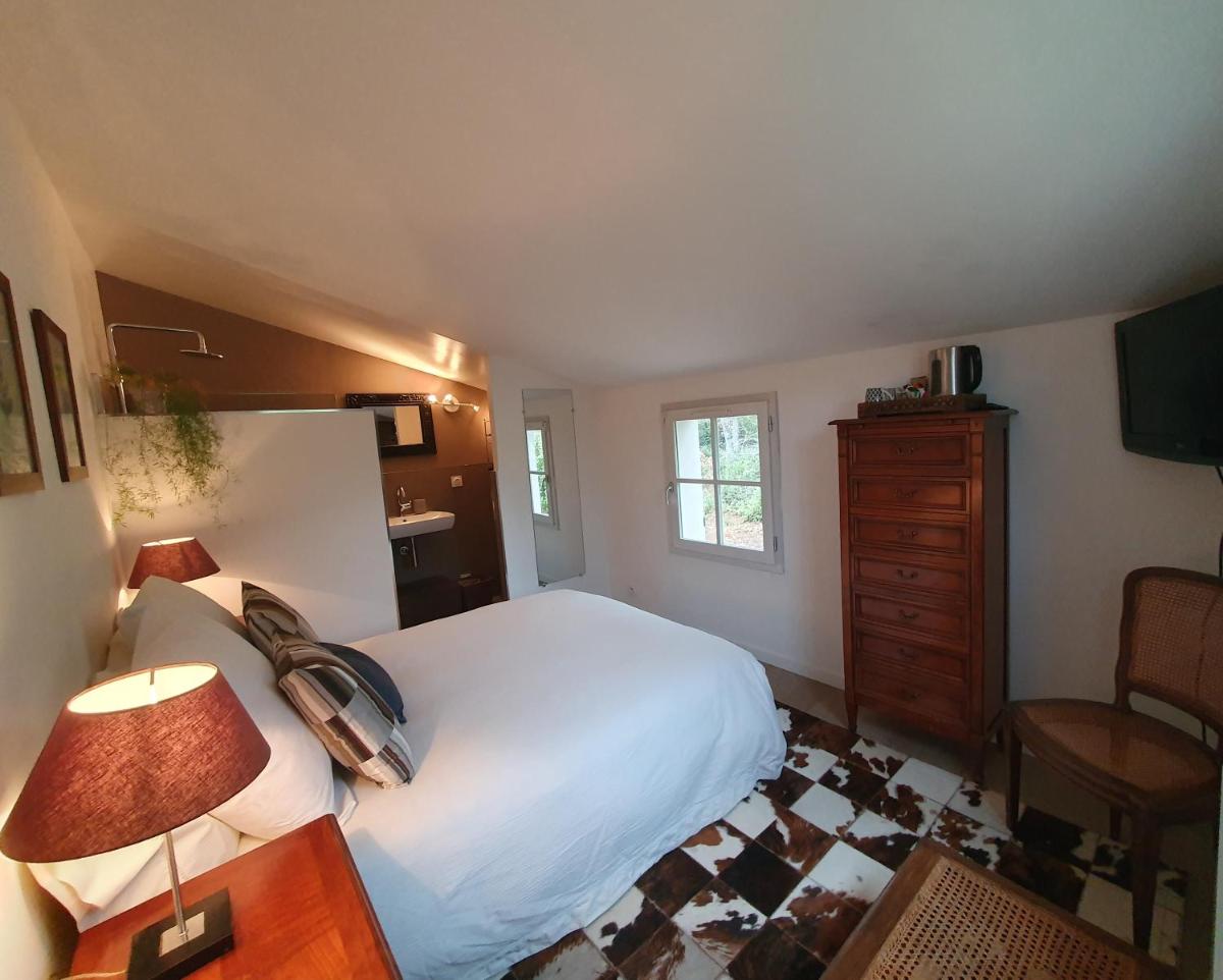 Lou Pantai, Bed and breakfast, Double Bedroom - Housity