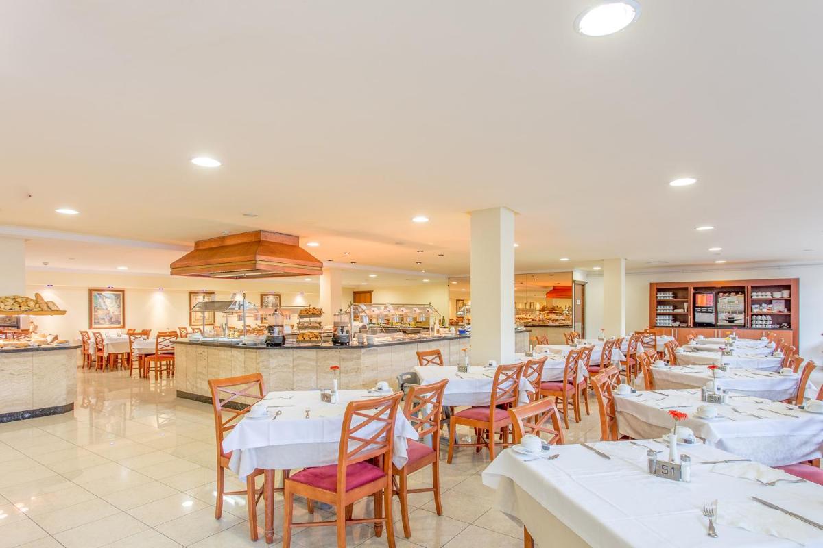 Un restaurante o sitio para comer en Inturotel Sa Marina