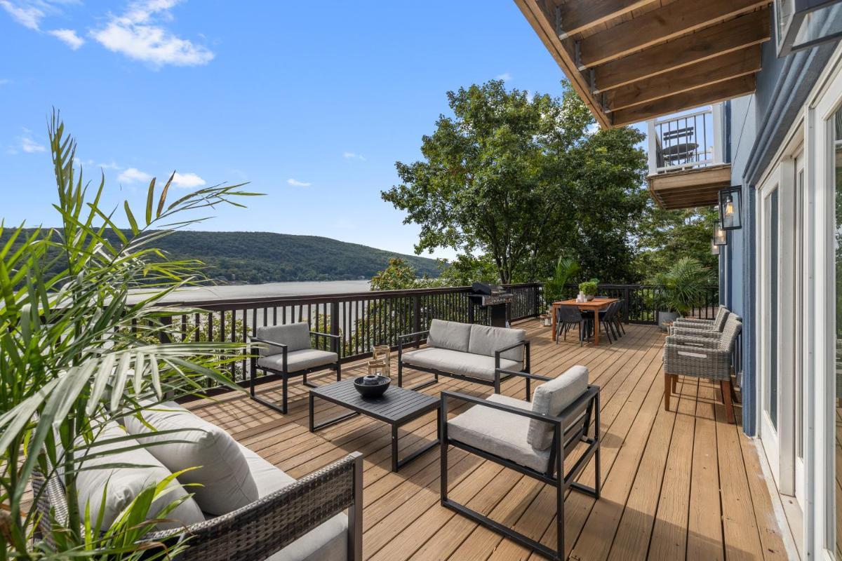 Luxury Lake Oasis ~ Hot Tub ~ Stunning Views ~ Bar - Housity
