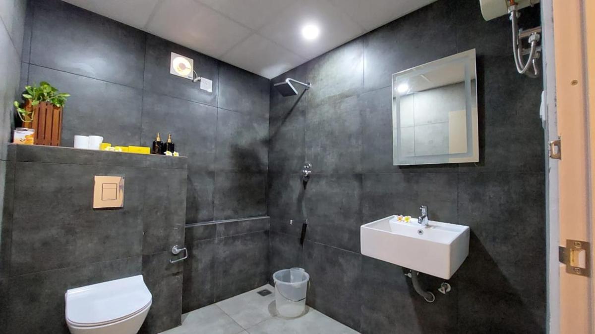 Sunset and Palm trees - An Airport Boutique by the Sea - Housity