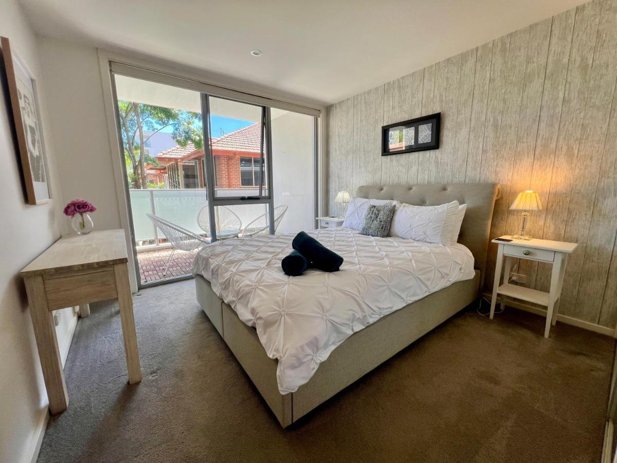 Suitetrails - Envy 11 Luxe 1BR Apt Braddon WiFi Netflix Wine Secure Parking Canberra