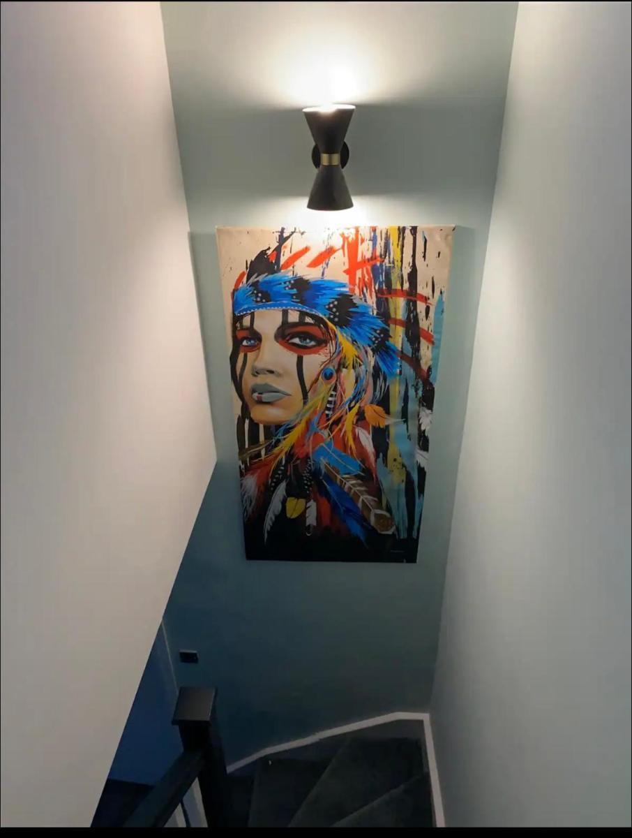 Private self-contained flat with shared entrance and live in hosts - Housity