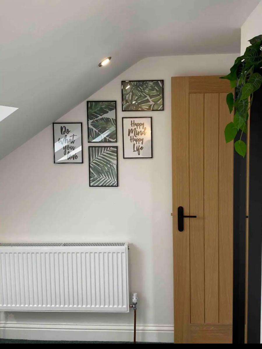 Private self-contained flat with shared entrance and live in hosts - Housity