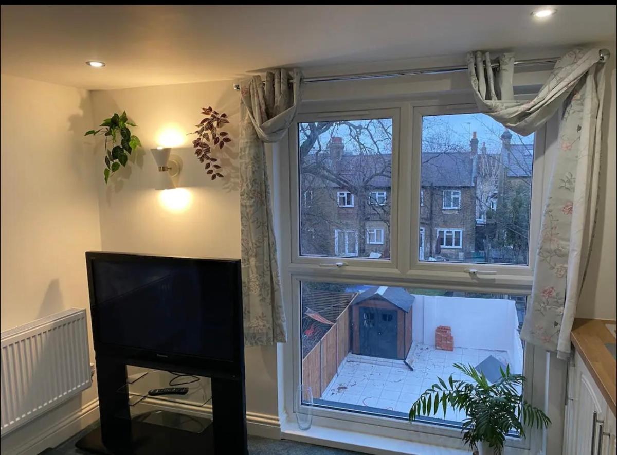 Private self-contained flat with shared entrance and live in hosts - Housity