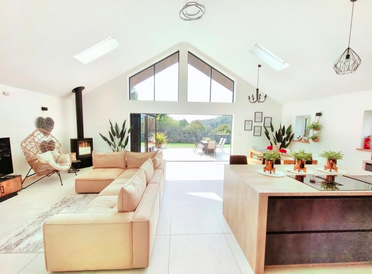 CORNWALL LUXURIOUS UNIQUE New Build PALMA VILLA# COME TO ENJOY CHRISTMAS TREE EARLIER #4miles EDEN PROJECT, BEACH & HARBOUR # Private Location, Encllosed Garden with View, Underfloor Heating, Coffee Machine# Walking-Cycling Path, Pet Friendly - Housity