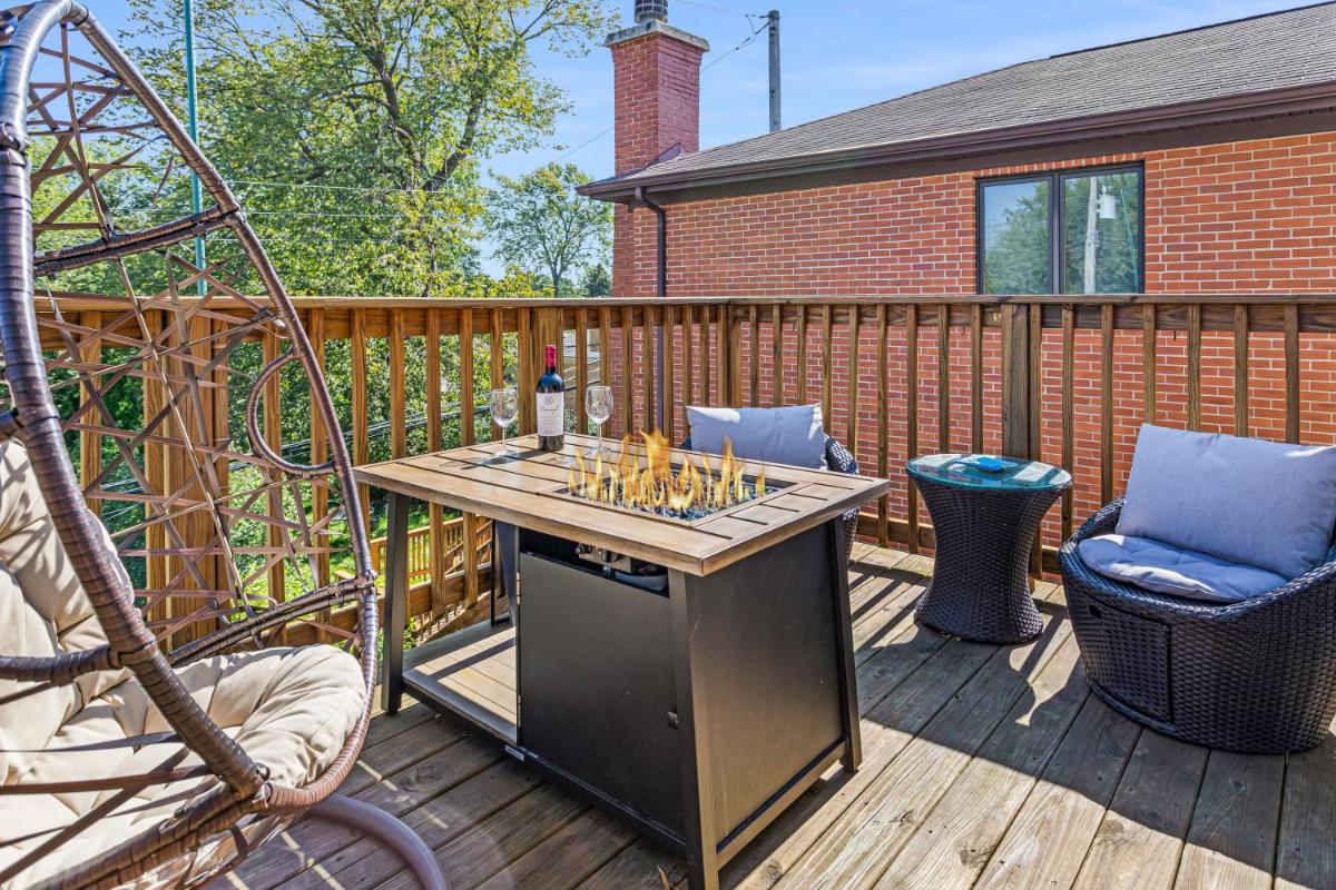 Luxurious 3BR 3BA Duplex With King Bed, Gym and Big Yard - Housity