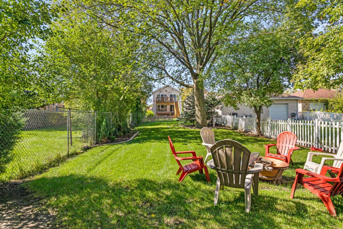 Luxurious 3BR 3BA Duplex With King Bed, Gym and Big Yard - Housity