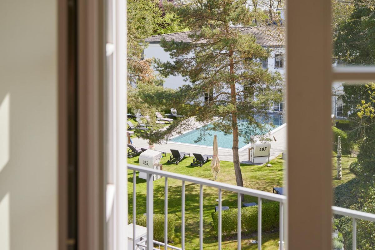 Ein Garten an der Unterkunft Strandhotel Zingst