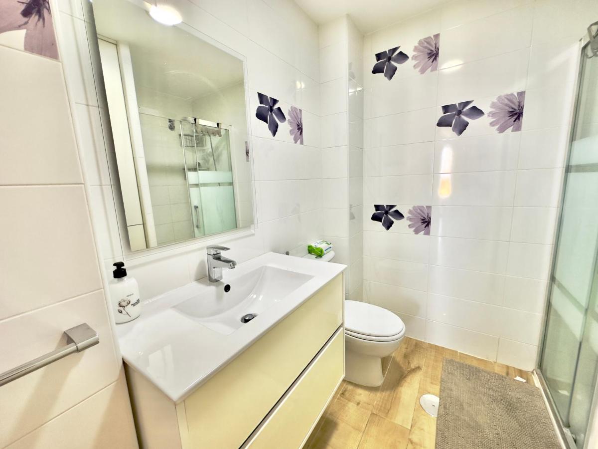 Gorgeous Seaside Apartment in Carihuela - Housity