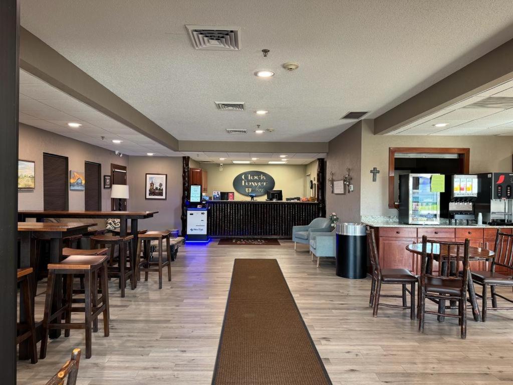 Clock Tower Inn - Housity
