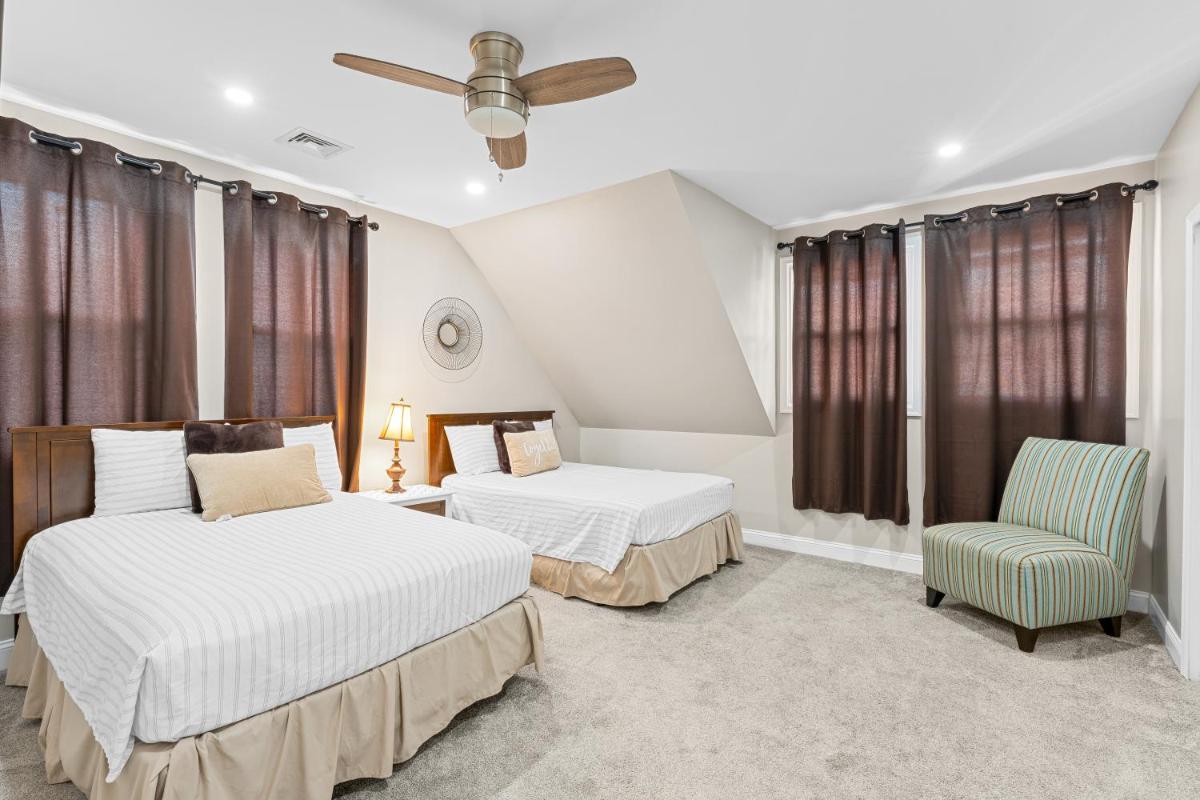 Cozy 4BR, 6 beds, 12 guest Home near PHL, Eagles Field, UPENN, Fast Wi-Fi, King Bed, Parking - Housity