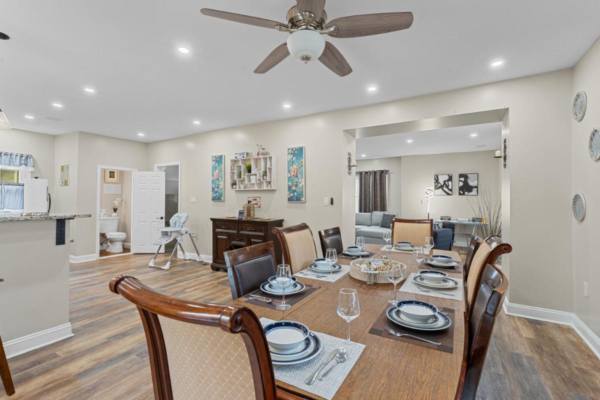 Cozy 4BR, 6 beds, 12 guest Home near PHL, Eagles Field, UPENN, Fast Wi-Fi, King Bed, Parking - Housity