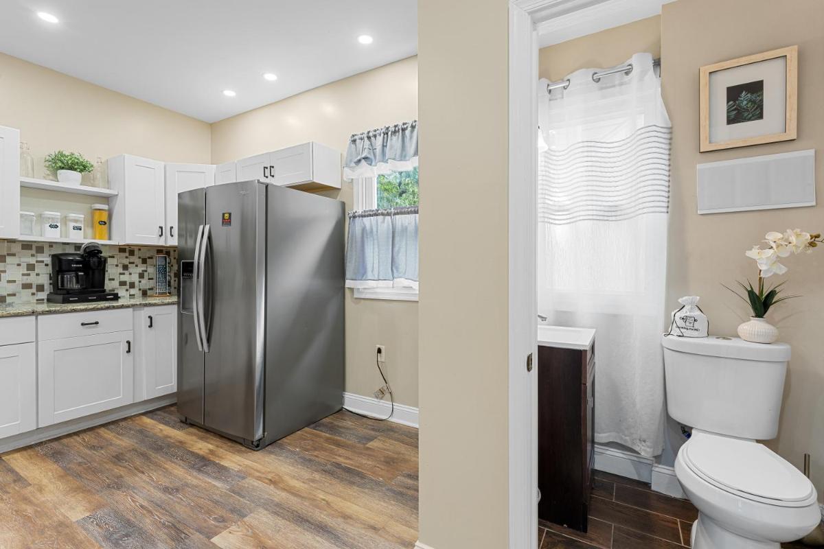 Cozy 4BR, 6 beds, 12 guest Home near PHL, Eagles Field, UPENN, Fast Wi-Fi, King Bed, Parking - Housity