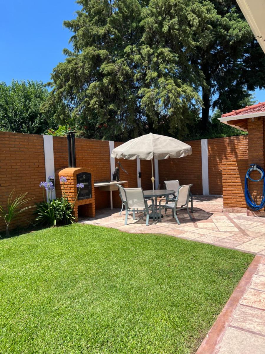 CASA QUINTA EN BARRIO PRIVADO - Housity