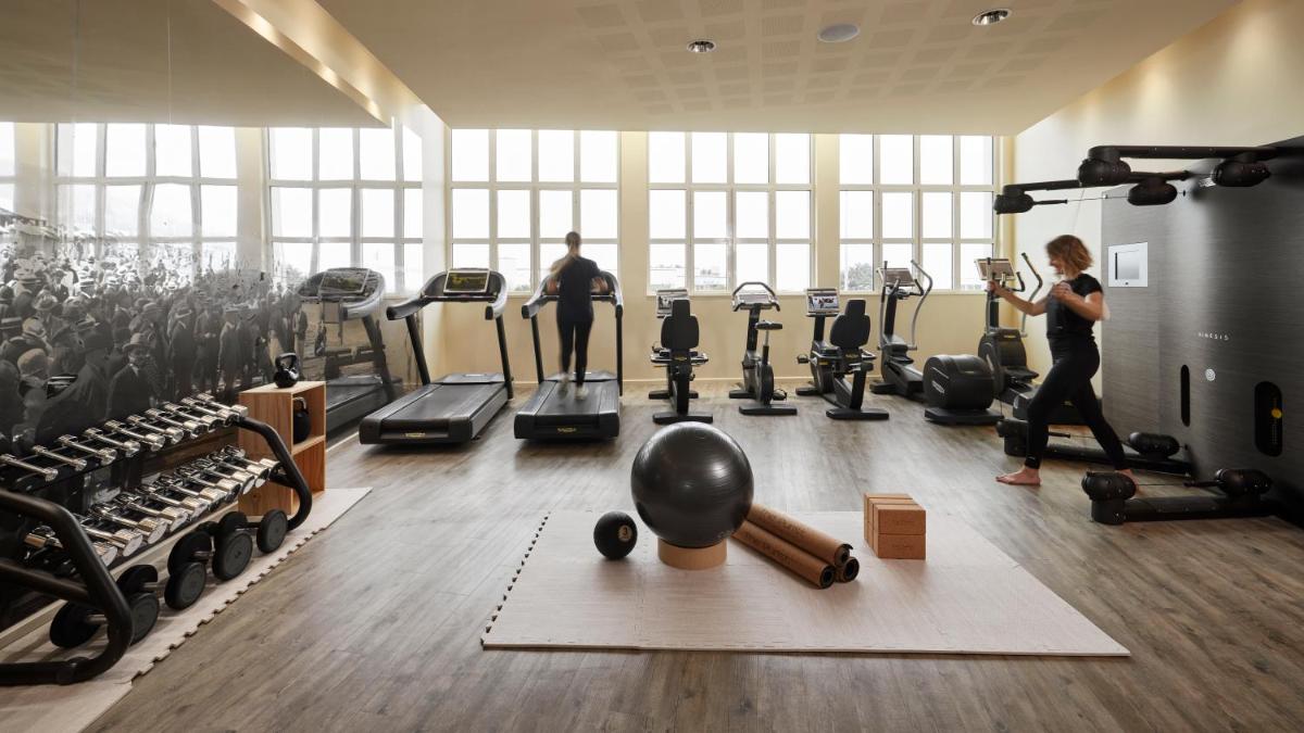 un groupe de personnes dans une salle de sport avec des appareils de musculation dans l'établissement Cures Marines Hotel Thalasso & Spa Trouville - MGallery Collection, à Trouville-sur-Mer