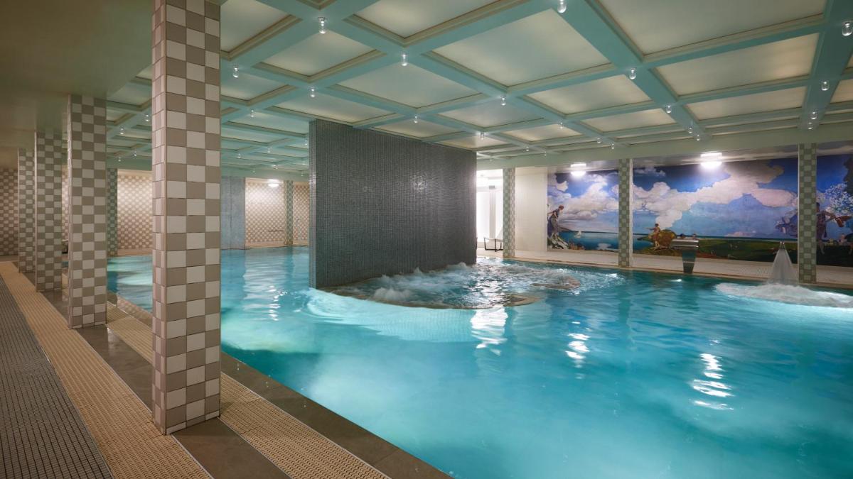 Piscine de l'établissement Cures Marines Hotel Thalasso & Spa Trouville - MGallery Collection ou située à proximité