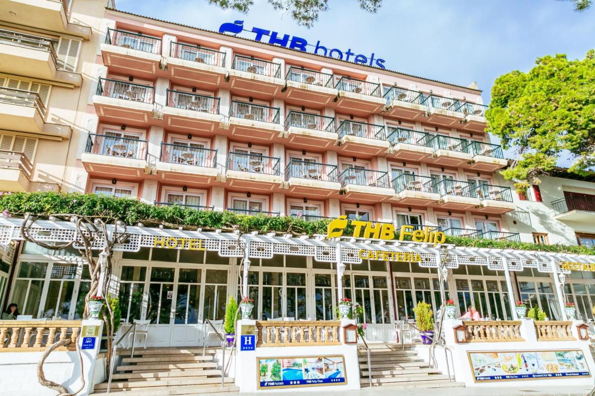 Un gran edificio rosa con un cartel en él. en THB Felip - Adults Only, en Porto Cristo