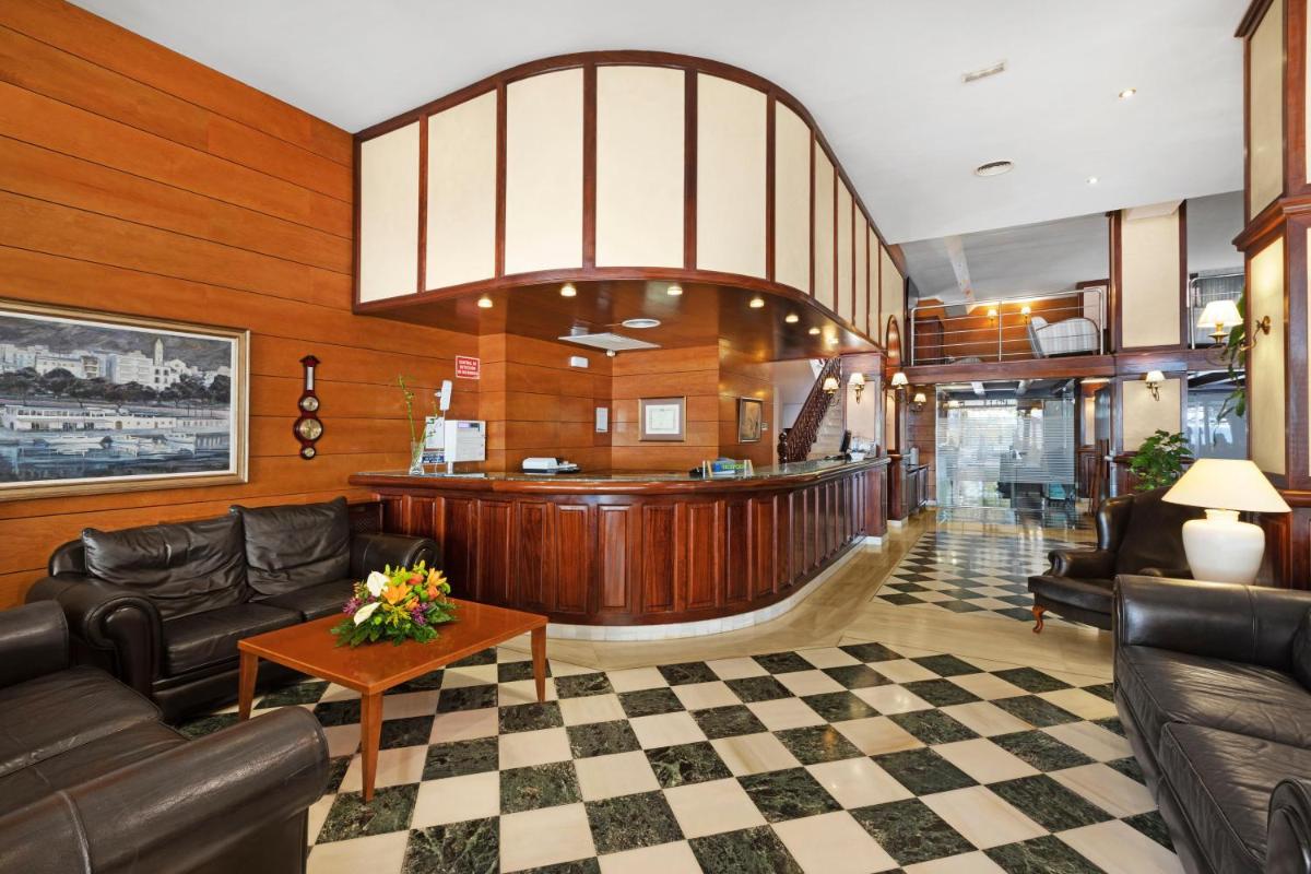 un vestíbulo con muebles de cuero y un bar en THB Felip - Adults Only, en Porto Cristo