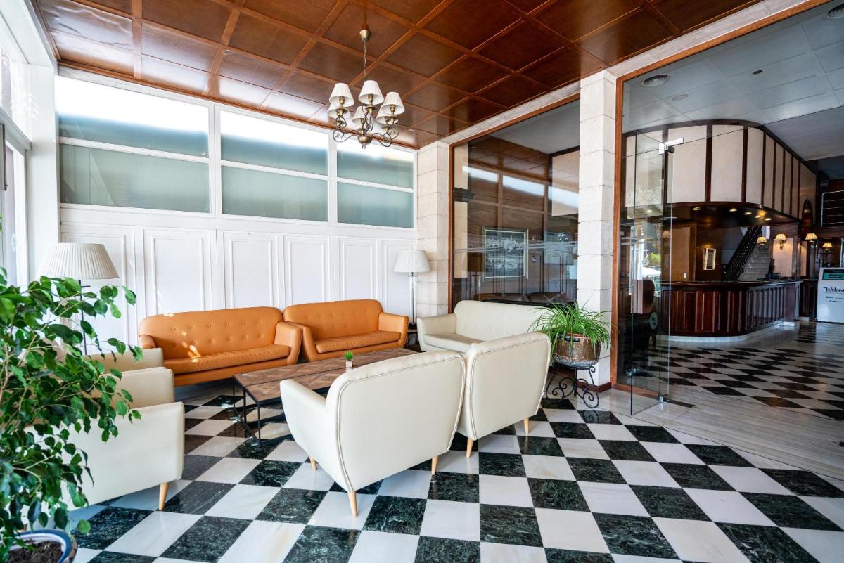 sala de estar con sofá y suelo a cuadros en THB Felip - Adults Only, en Porto Cristo