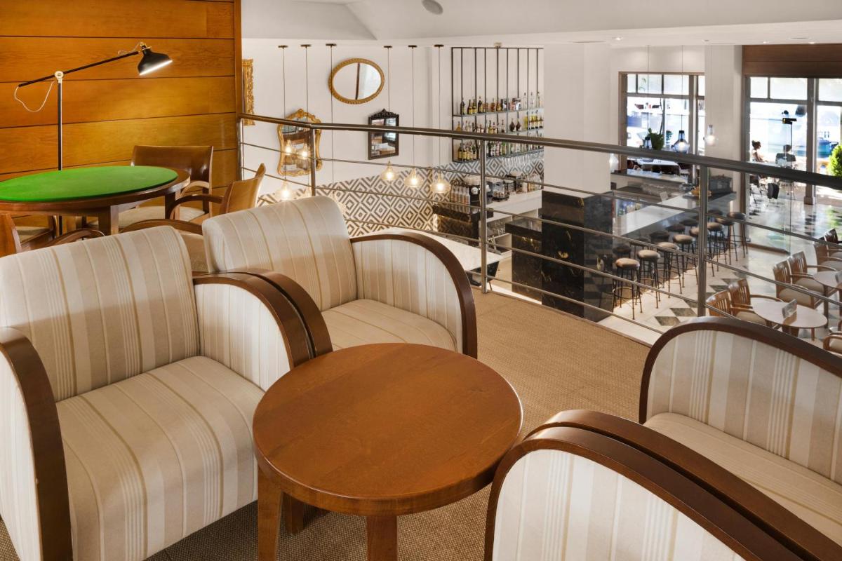 un restaurante con sillas y una mesa y un asterisco en THB Felip - Adults Only, en Porto Cristo
