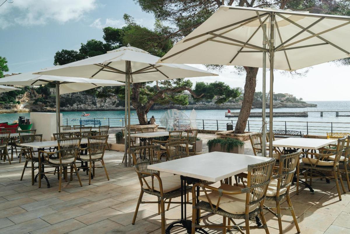 Un restaurante o sitio para comer en THB Felip - Adults Only