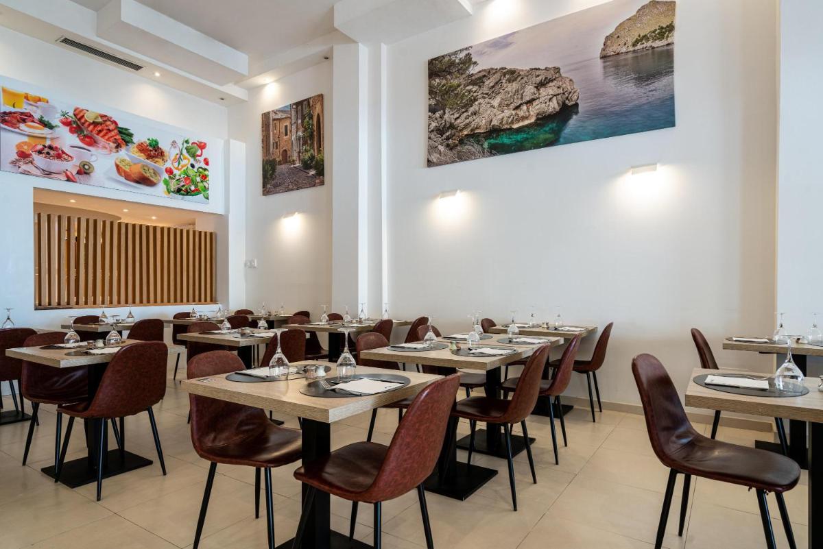 Un restaurante o sitio para comer en THB Felip - Adults Only