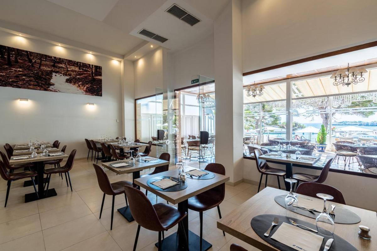 Un restaurante o sitio para comer en THB Felip - Adults Only