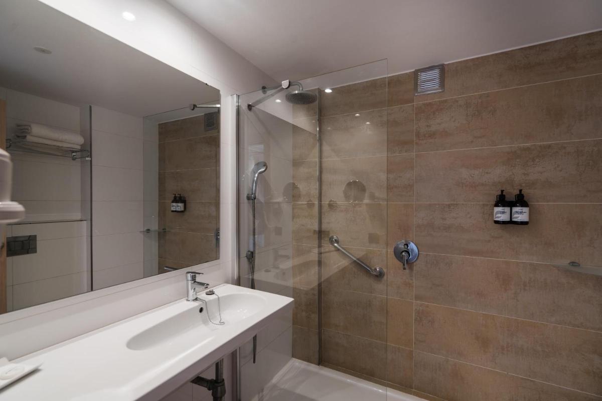 Un baño de THB Felip - Adults Only