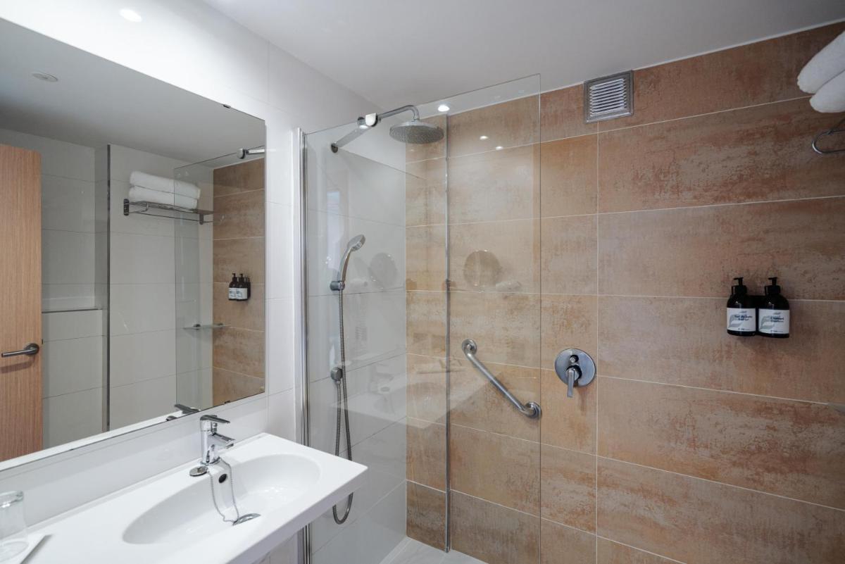 Un baño de THB Felip - Adults Only